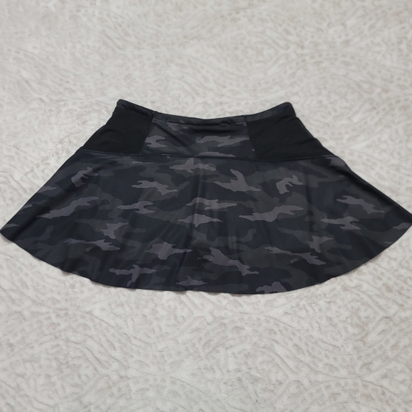 Athleta  Match Point Printed Skort Women's Size M Black/Gray Camo UPF 50+ - Picture 6 of 16